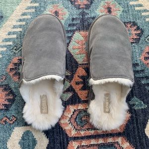 Sorel size 11/12 unisex slippers